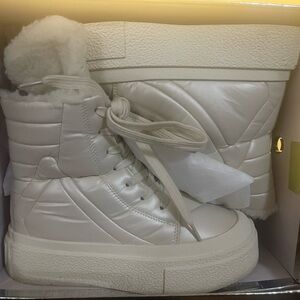 Akira Cream Quilted High-Top Sneakers/Boots with Fur - Size 9
